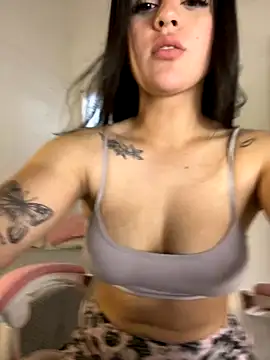 Snapshot of violet-333 chatting on 10-01-25, 01:37 violet-333 online show from 10-01-25, 01:37