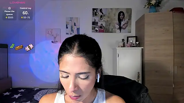 Snapshot of VeronikaOlsen chatting on 10-22-25, 12:54 VeronikaOlsen online show from 10-22-25, 12:54