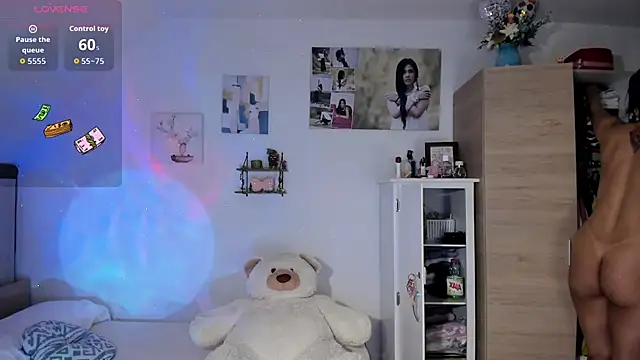 Snapshot of VeronikaOlsen chatting on 10-17-25, 12:18 VeronikaOlsen online show from 10-17-25, 12:18