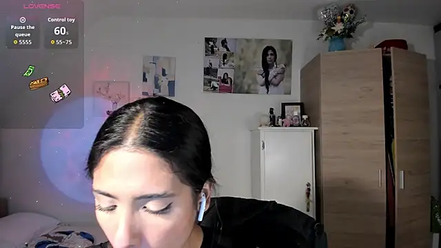 Snapshot of VeronikaOlsen chatting on 10-16-25, 01:25 VeronikaOlsen online show from 10-16-25, 01:25