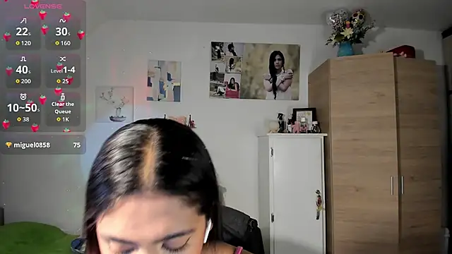 Snapshot of VeronikaOlsen chatting on 10-01-25, 01:26 VeronikaOlsen online show from 10-01-25, 01:26