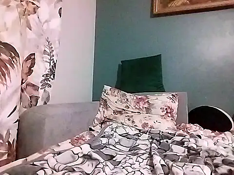 Snapshot of OwlosionyMisiek1991 chatting on 10-19-25, 04:37 OwlosionyMisiek1991 online show from 10-19-25, 04:37