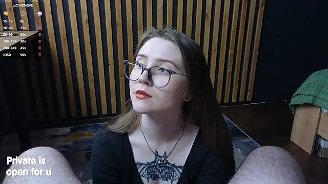 Snapshot of alicepugh chatting on 10-11-25, 06:53 alicepugh online show from 10-11-25, 06:53