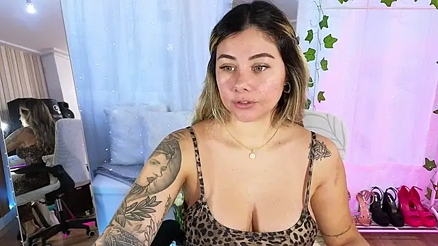 Tawny cox online show from 11-16-25, 09:47