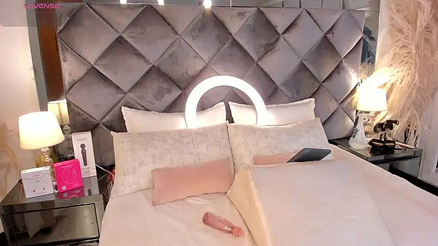 sofhiaa adaams online show from 11-19-25, 10:21