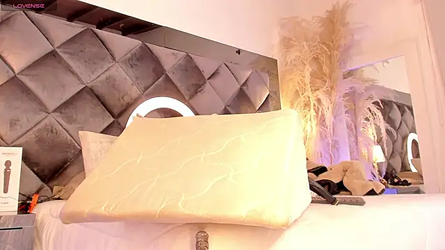 sofhiaa adaams online show from 10-30-25, 11:12