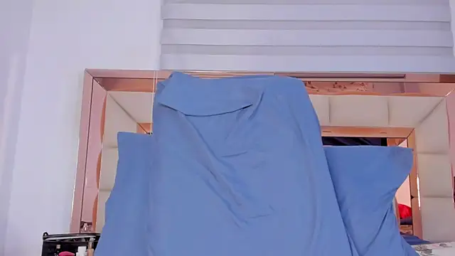 Snapshot of violetta-brown1 chatting on 03-10-25, 03:12 violetta-brown1 online show from 03-10-25, 03:12