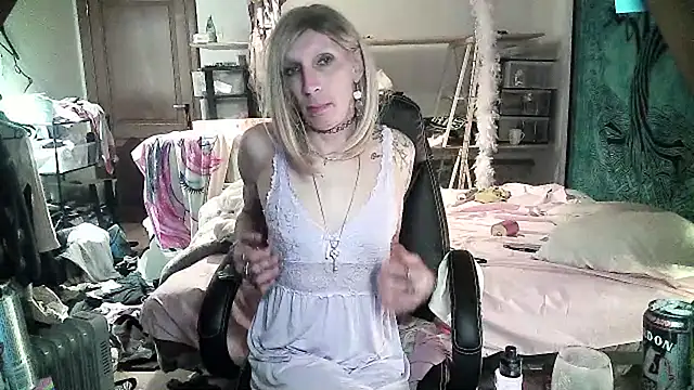 Snapshot of Ombeline1 chatting on 03-08-25, 10:02 Ombeline1 online show from 03-08-25, 10:02