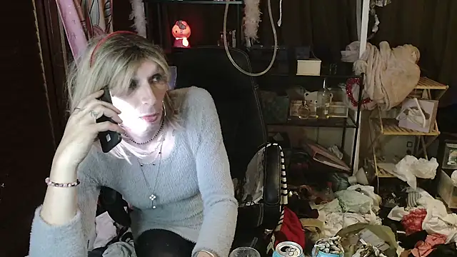Snapshot of Ombeline1 chatting on 10-16-25, 10:07 Ombeline1 online show from 10-16-25, 10:07