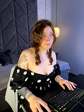 Snapshot of SophiePure chatting on 10-16-25, 08:50 SophiePure online show from 10-16-25, 08:50