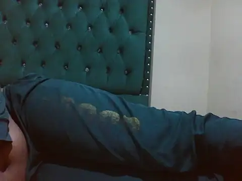 Snapshot of Sexy_Riri chatting on 06-14-26, 12:17 Sexy Riri online show from 06-14-26, 12:17