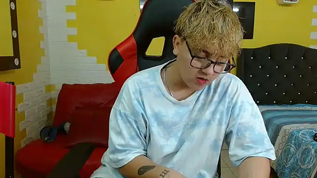 Snapshot of isabeautyx19 chatting on 10-06-25, 02:35 isabeautyx19 online show from 10-06-25, 02:35