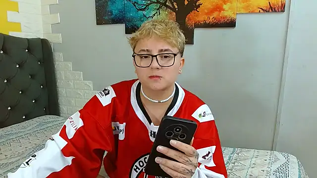 Snapshot of isabeautyx19 chatting on 10-11-25, 02:45 isabeautyx19 online show from 10-11-25, 02:45