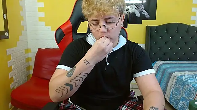 Snapshot of isabeautyx19 chatting on 10-05-25, 01:51 isabeautyx19 online show from 10-05-25, 01:51