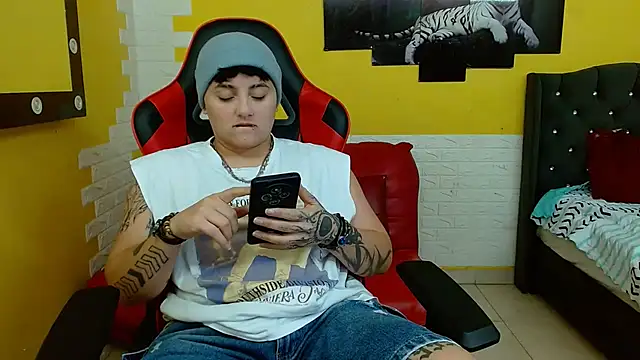 Snapshot of isabeautyx19 chatting on 10-26-25, 03:18 isabeautyx19 online show from 10-26-25, 03:18