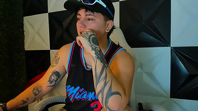 Snapshot of isabeautyx19 chatting on 11-08-25, 10:35 isabeautyx19 online show from 11-08-25, 10:35