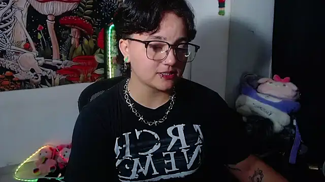 Snapshot of isabeautyx19 chatting on 06-30-26, 01:38 isabeautyx19 online show from 06-30-26, 01:38