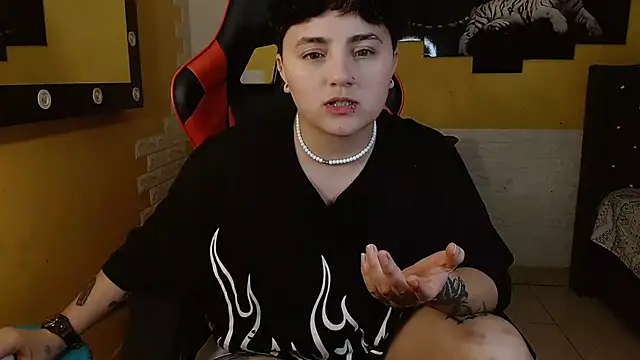 Snapshot of isabeautyx19 chatting on 11-20-25, 02:23 isabeautyx19 online show from 11-20-25, 02:23