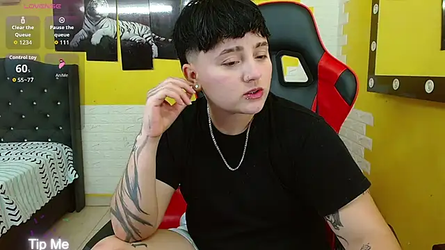 Snapshot of isabeautyx19 chatting on 10-24-25, 01:48 isabeautyx19 online show from 10-24-25, 01:48