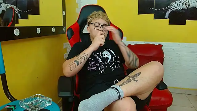 Snapshot of isabeautyx19 chatting on 10-12-25, 02:46 isabeautyx19 online show from 10-12-25, 02:46