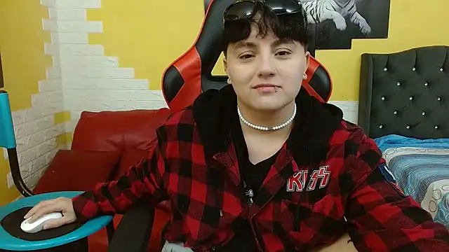 Snapshot of isabeautyx19 chatting on 12-17-25, 02:27 isabeautyx19 online show from 12-17-25, 02:27