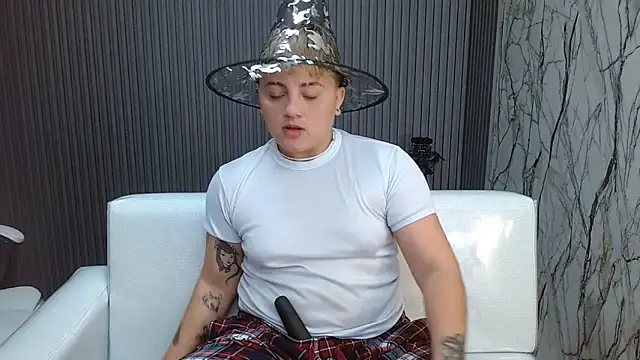 Snapshot of isabeautyx19 chatting on 10-10-25, 12:44 isabeautyx19 online show from 10-10-25, 12:44