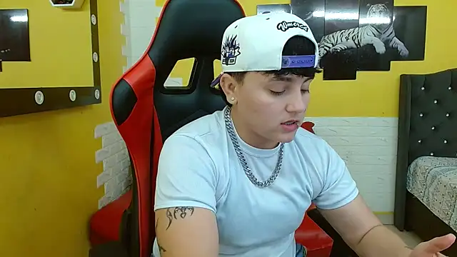 Snapshot of isabeautyx19 chatting on 11-15-25, 02:48 isabeautyx19 online show from 11-15-25, 02:48