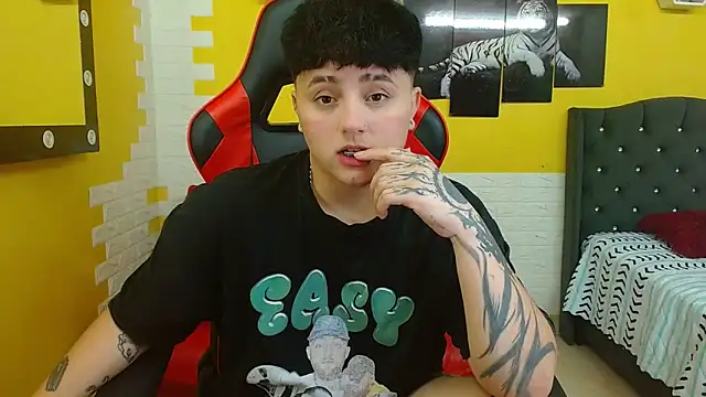 Snapshot of isabeautyx19 chatting on 10-23-25, 02:21 isabeautyx19 online show from 10-23-25, 02:21