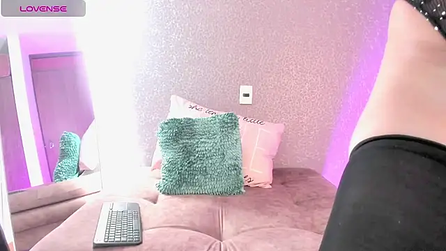 Snapshot of Juliana_rodriguez_ chatting on 12-18-24, 03:11 Juliana rodriguez online show from 12-18-24, 03:11