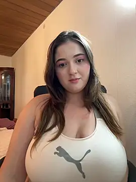 Snapshot of Kamilla_Loop chatting on 09-17-25, 08:33 Kamilla Loop online show from 09-17-25, 08:33