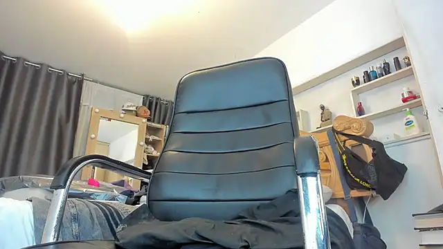 Snapshot of pollet_brown chatting on 06-19-26, 01:11 pollet brown online show from 06-19-26, 01:11