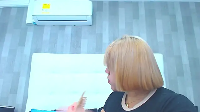 Snapshot of LeahMillerr chatting on 09-22-25, 12:00 LeahMillerr online show from 09-22-25, 12:00