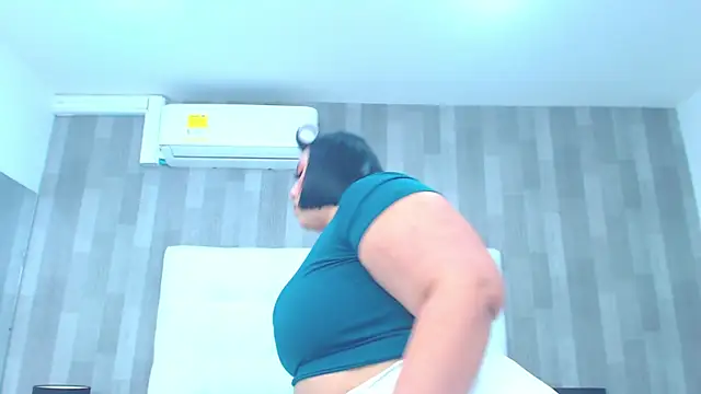 Snapshot of LeahMillerr chatting on 03-15-25, 12:02 LeahMillerr online show from 03-15-25, 12:02