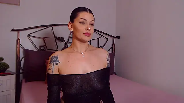 Snapshot of YvonneEverlee chatting on 04-22-26, 07:42 YvonneEverlee online show from 04-22-26, 07:42