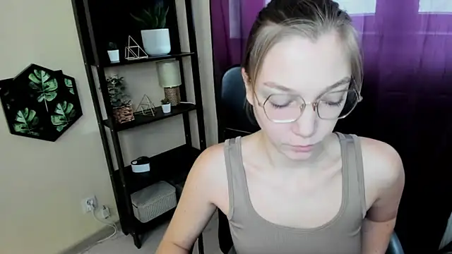 Snapshot of EmillyPlay chatting on 02-22-25, 07:34 EmillyPlay online show from 02-22-25, 07:34