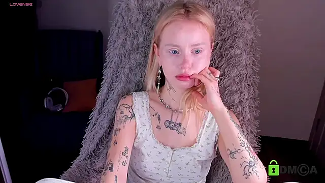 Snapshot of MalenaErnman chatting on 01-08-25, 10:37 MalenaErnman online show from 01-08-25, 10:37