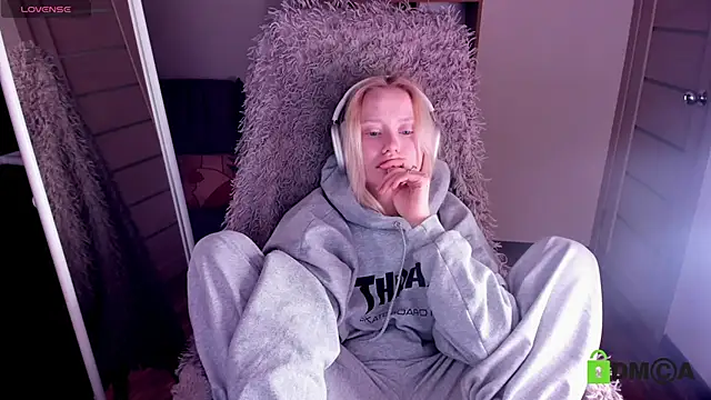 Snapshot of MalenaErnman chatting on 01-26-25, 01:36 MalenaErnman online show from 01-26-25, 01:36