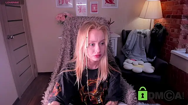 Snapshot of MalenaErnman chatting on 03-18-25, 10:28 MalenaErnman online show from 03-18-25, 10:28