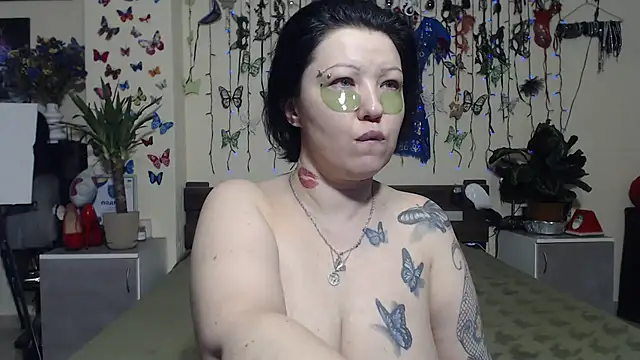 Snapshot of CatWoman2 chatting on 12-20-24, 02:26 CatWoman2 online show from 12-20-24, 02:26