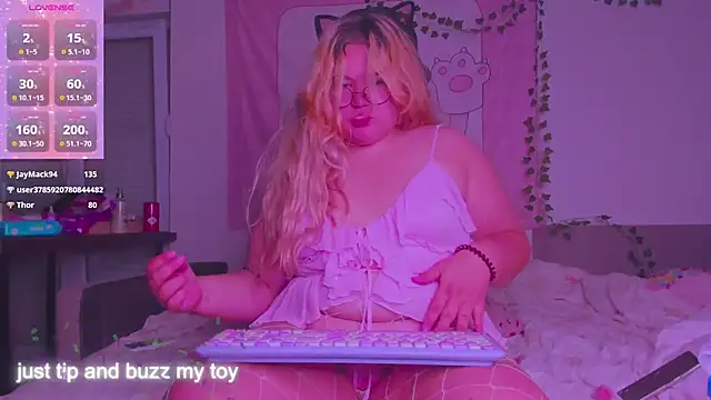 Freakcute  online show from 10-05-25, 12:01