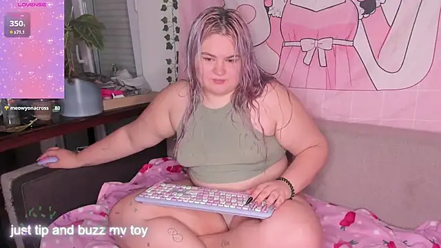 Freakcute  online show from 11-19-25, 04:07