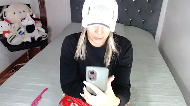 Snapshot of Chantal_hott chatting on 02-11-26, 05:24 Chantal hott online show from 02-11-26, 05:24