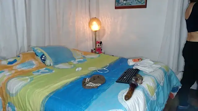 Snapshot of Chantal_hott chatting on 11-12-25, 12:59 Chantal hott online show from 11-12-25, 12:59