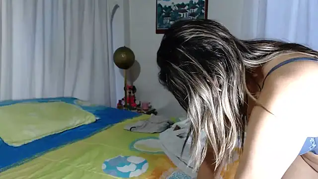 Snapshot of Chantal_hott chatting on 11-12-25, 10:35 Chantal hott online show from 11-12-25, 10:35