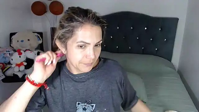 Snapshot of Chantal_hott chatting on 02-10-26, 04:39 Chantal hott online show from 02-10-26, 04:39