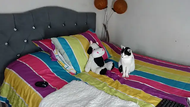 Snapshot of Chantal_hott chatting on 10-18-25, 11:18 Chantal hott online show from 10-18-25, 11:18