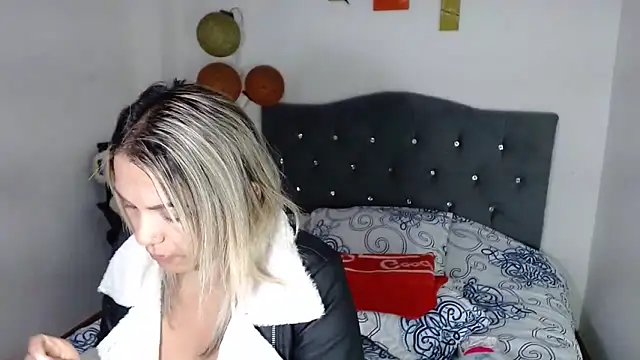 Snapshot of Chantal_hott chatting on 02-22-26, 01:08 Chantal hott online show from 02-22-26, 01:08