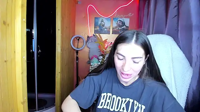 Fiery Brunette  online show from 06-04-26, 03:44
