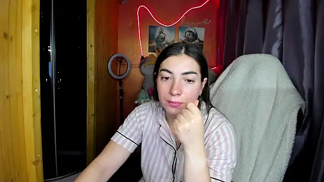 Fiery Brunette  online show from 03-15-26, 03:57