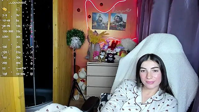 Fiery Brunette  online show from 12-21-25, 06:42